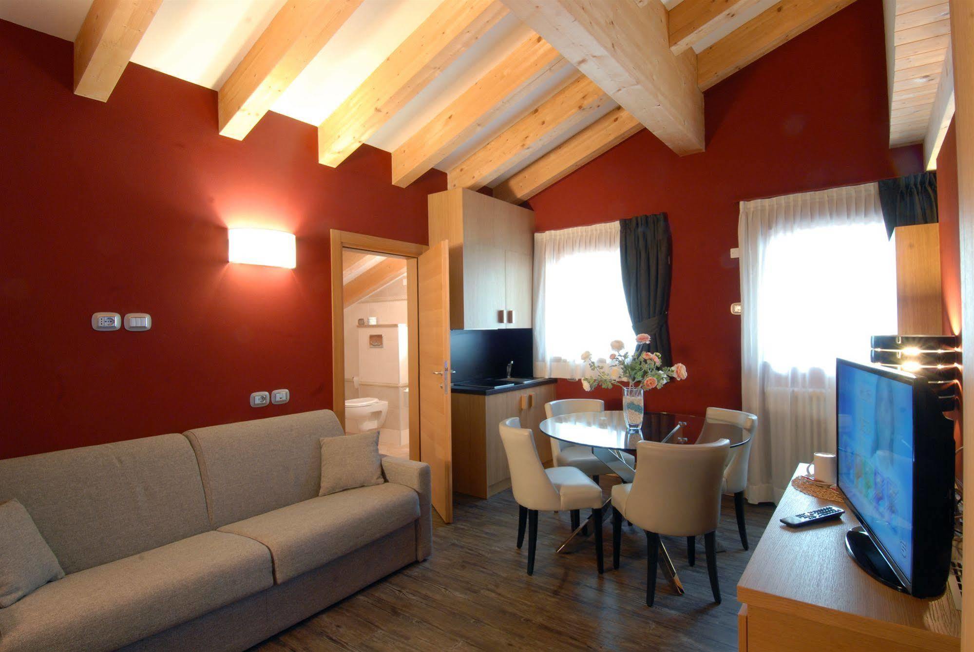 Hotel Garni Vittoria Fiera Di Primiero Eksteriør bilde